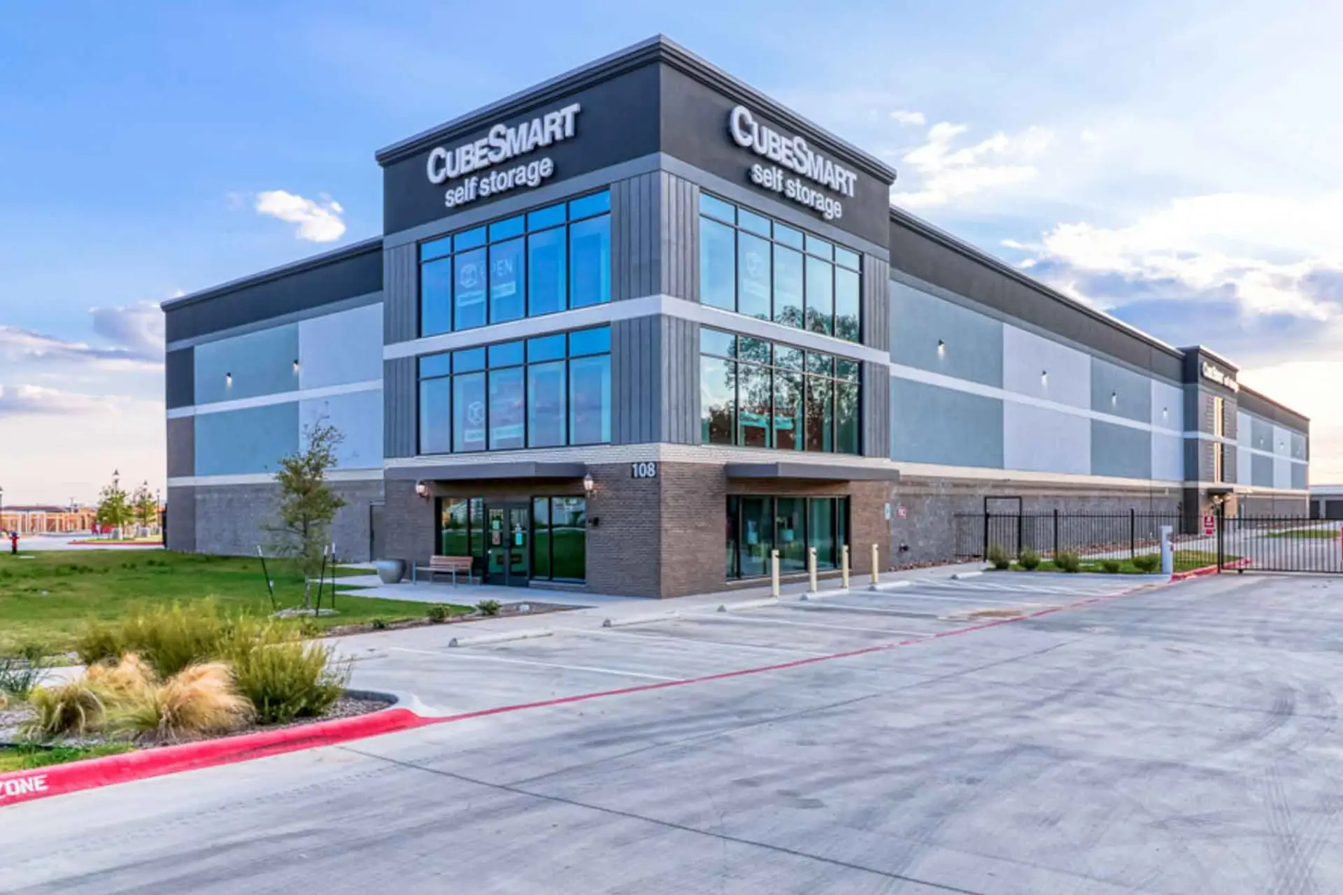 Exterior view of the three-story CubeSmart Self Storage facility in Georgetown, Texas, completed by Synergy Commercial Construction as a ground-up commercial construction project.